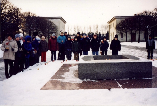 Пискаревка. У Вечного Огня (165 КВ)